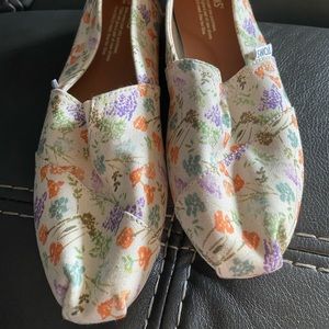 Tom’s Women’s size 7.5, floral print, EUC